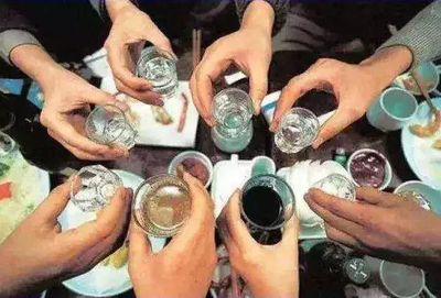 日饮半斤白酒，小伙竟现“女儿身”？揭秘酒精与激素的致命关联