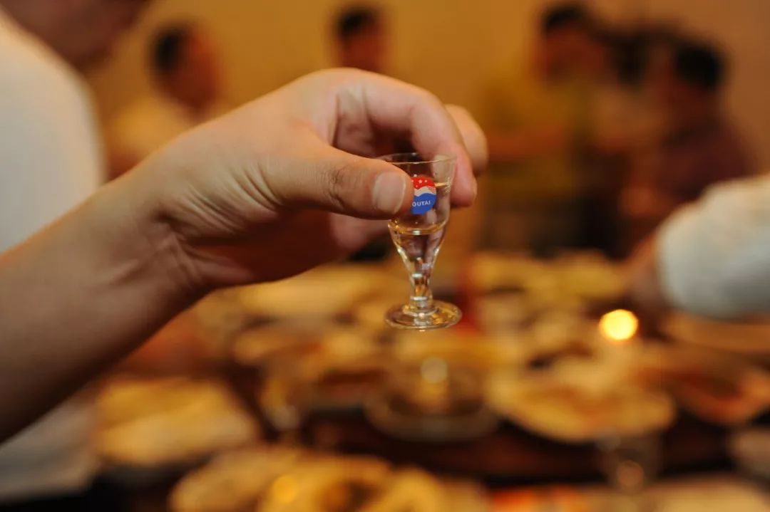 白酒真的越陈越香吗？保质期与最佳品饮期的科学解读